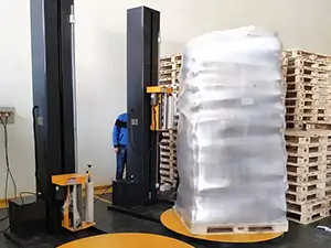 automatic-pallet-wrapping-machine-in-operation